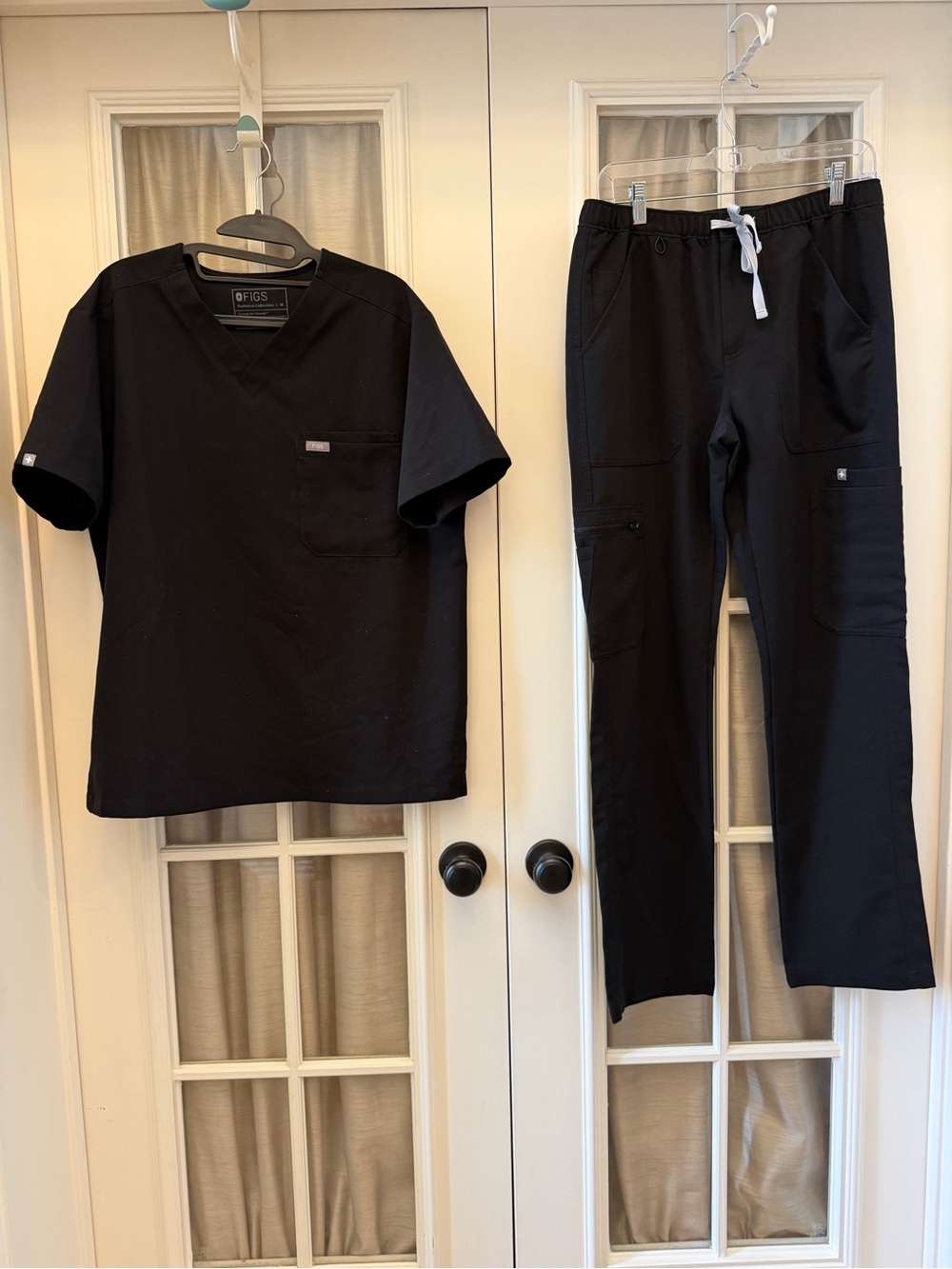 Men’s Figs Scrubs Black MEDIUM Top w/ Small Pants EUC